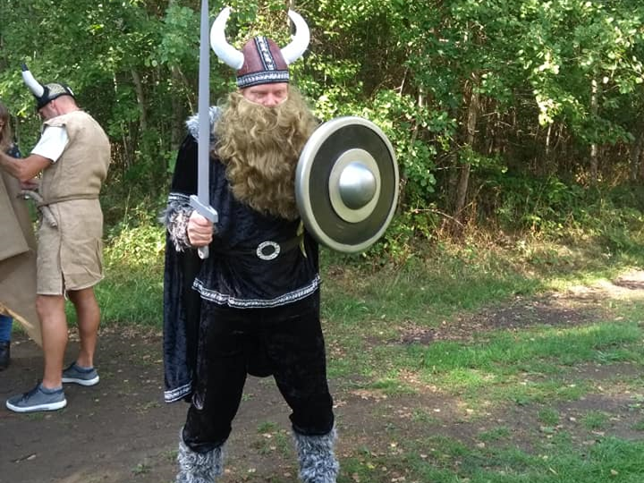 En mand klædt ud som viking