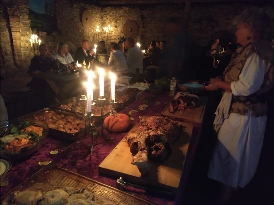 Et bord dækket til middag i middelalderstil